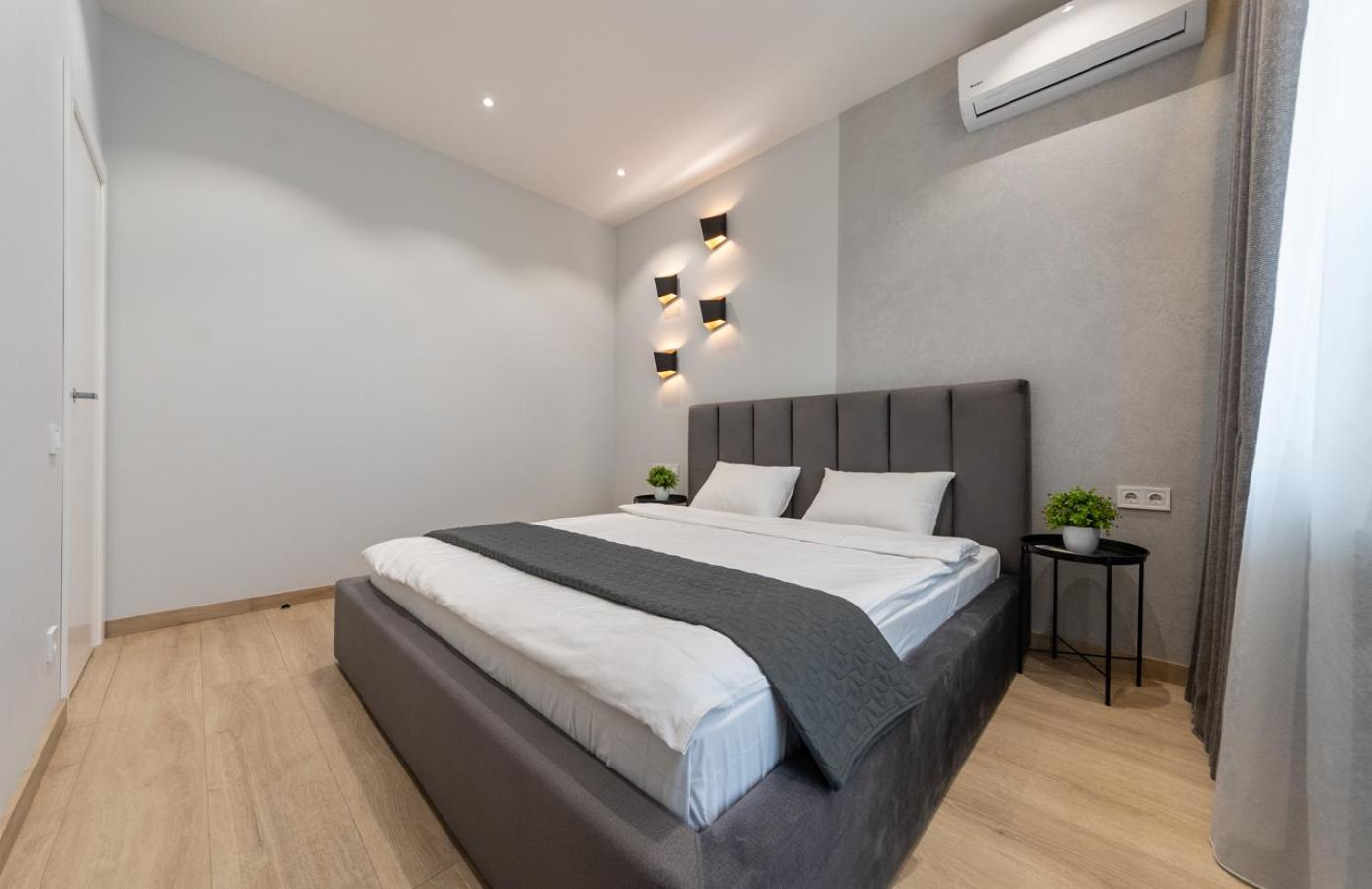 Royal Tower Residence Big Vip Apartment In Center Floor 27 Kiev Bagian luar foto